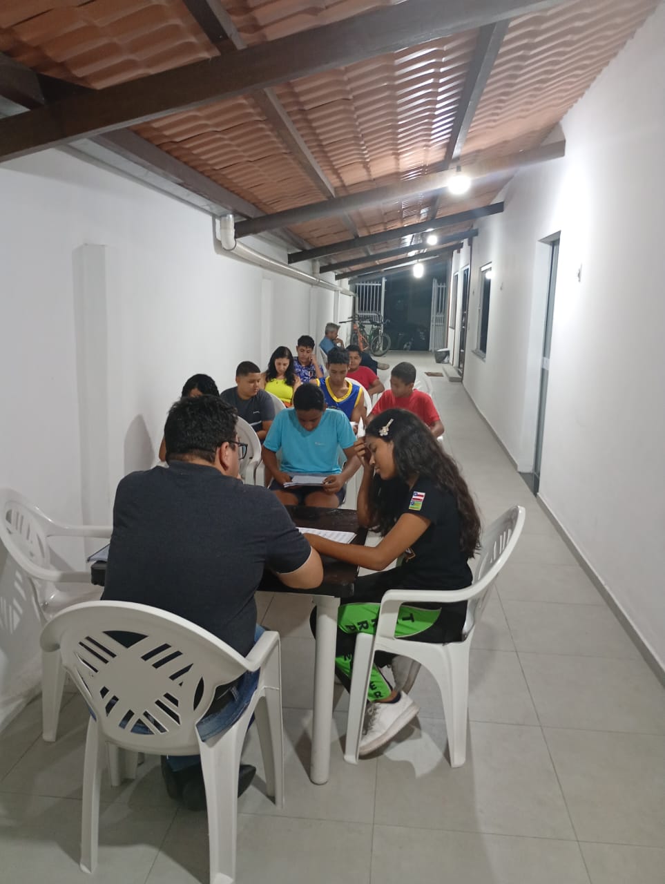 Turma de Partitura - A sala é um corredor.