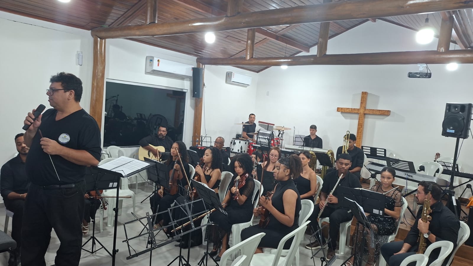 Turma de violinos e madeiras - Camerata