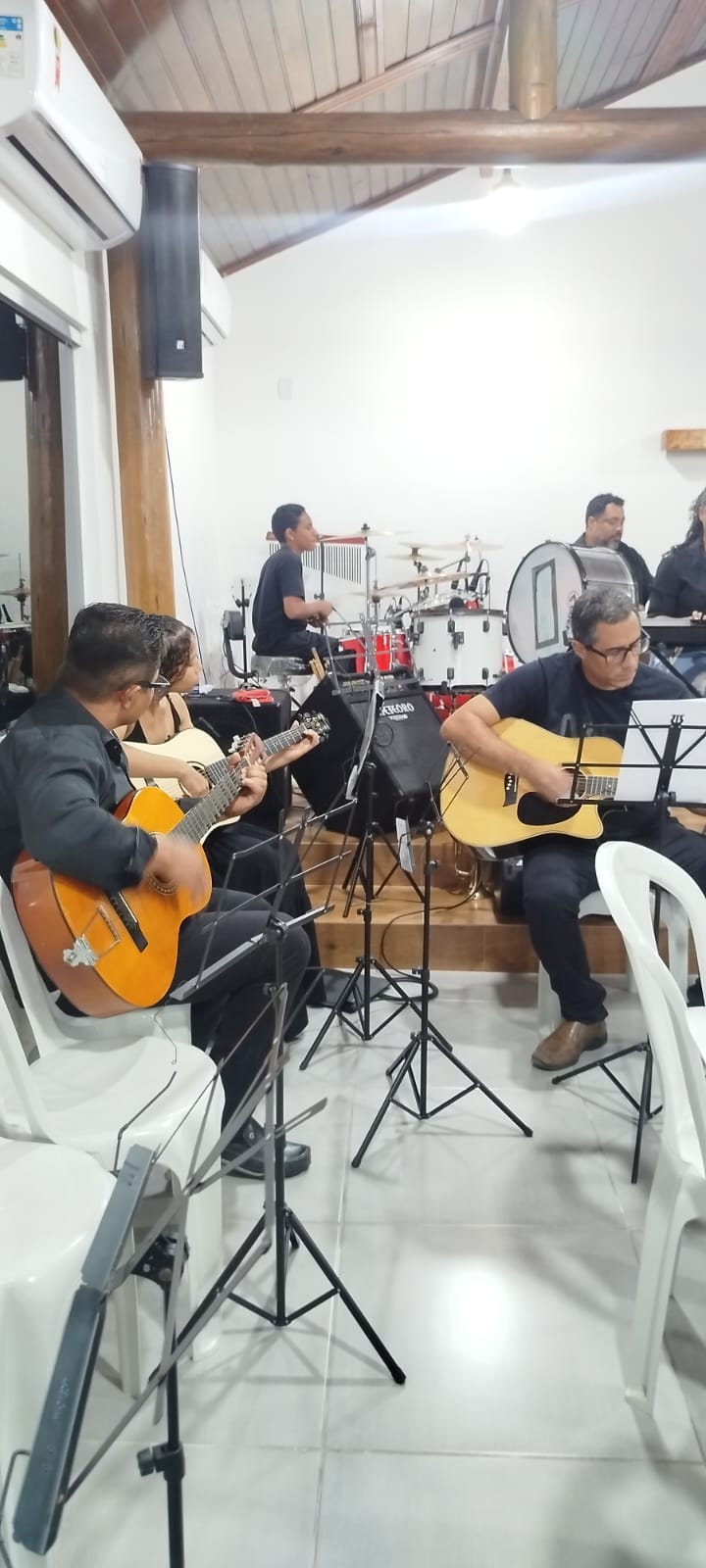 Turma de Violão, Teclado e Bateria